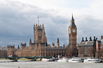 Londres: Casas del parlamento y big ben en un día con sol y nubes