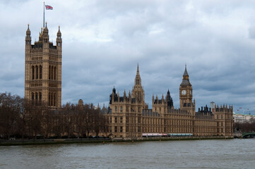 Fototapeta na wymiar Londres: casas del parlamento, big ben y río Tamesis en un día con bonitas nubes