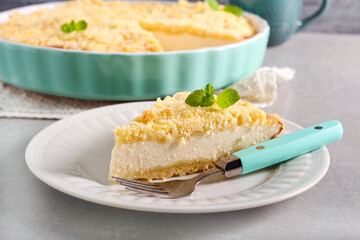 Cheesecake with crumble topping, sliced