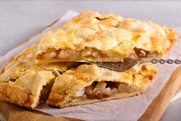 Spicy pear and raisin pie, sliced