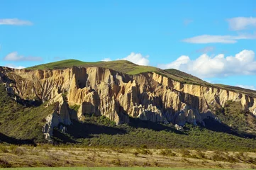 Schilderijen op glas Dramatic teeth-like rock pinnacles in Omarama in the New Zealand © Fyle