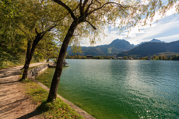 Bürglstein Seerundweg am Wolfgangsee im Salzkammergut im Herbst