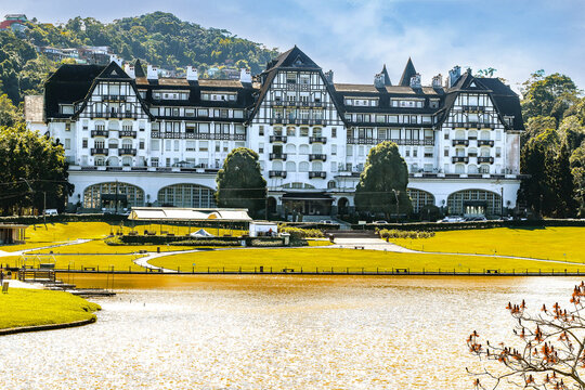 Pal&aacute;cio Quitandinha
Ou Hotel Quitandinha &eacute; um pal&aacute;cio brasileiro, localizado no bairro Quitandinha na Zona Sul de Petr&oacute;polis. Foi constru&iacute;do para ser o maior cassino hotel da Am&eacute;rica do Sul.