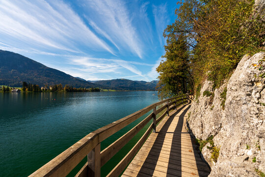 B&uuml;rglstein Seerundweg am Wolfgangsee im Salzkammergut im Herbst