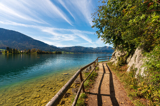 B&uuml;rglstein Seerundweg am Wolfgangsee im Salzkammergut im Herbst
