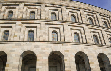 Fototapeta premium Nicht fertig gewordene Kongresshalle auf dem Reichsparteigtaggelände in Nürnberg