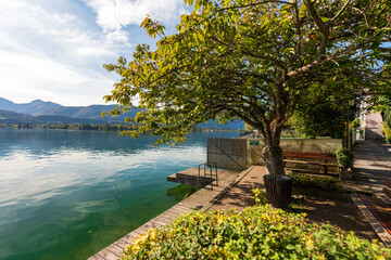 Seerundweg am Wolfgangsee im Salzkammergut im Herbst