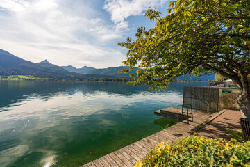 Seerundweg am Wolfgangsee im Salzkammergut im Herbst