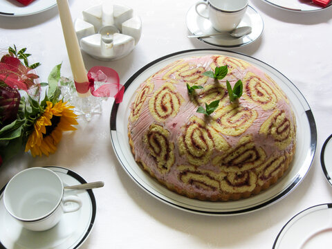 Festlich gedeckter Tisch mit Erdbeerkuchen
