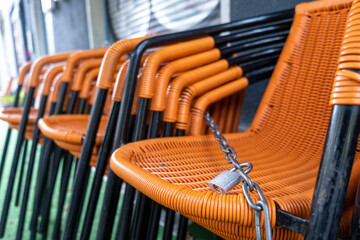 Gestapelte Stühle vor einem geschlossenen Restuarant in Berlin