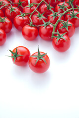 ミニトマト（白バックで撮影した枝付きトマト）