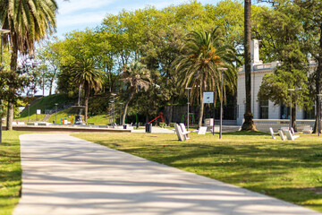 Obraz premium urban park on the coast of Montevideo next to the bay
