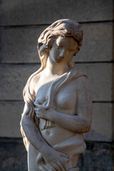 statue de femme nue das un cimetière sur une tombe