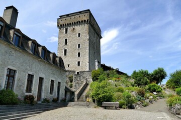 Fototapeta na wymiar La cour intérieure et le donjon du château de Lourdes