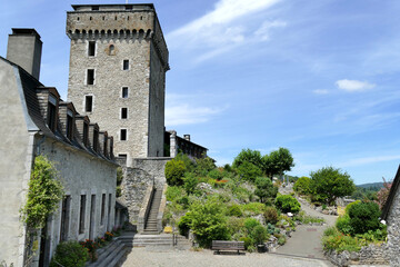Fototapeta na wymiar La cour intérieure et le donjon du château de Lourdes
