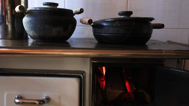 Fog&atilde;o a lenha com panelas de pedra e fogo