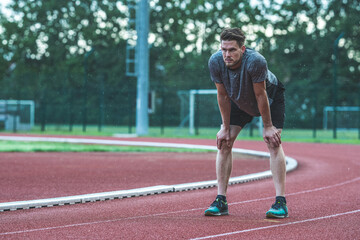 Obraz premium Young Caucasian man taking a break after running