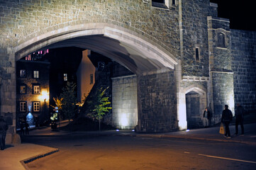 La porte Saint-Jean dans la ville de Québec, la nuit