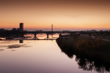 Vista panorámica de la ciudad de Badajoz sobre el río Guadiana al atardecer.