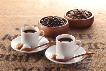 コーヒーとコーヒー豆（カップに淹れた2杯のコーヒーと2種のコーヒー豆）