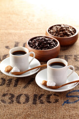 コーヒーとコーヒー豆（カップに淹れた2杯のコーヒーと2種のコーヒー豆）