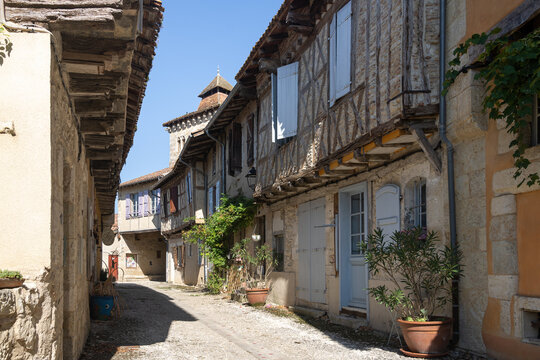 Fototapeta Village de Sarrant dans le Gers, Occitanie