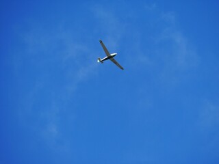 Segelflugzeug am blauen Himmel