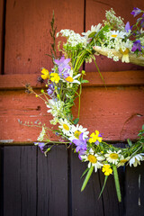 Fototapeta na wymiar Blumenkranz zum Midsommarfest in Schweden