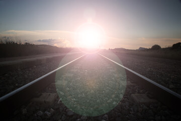 Vía del ferrocarril al atardecer