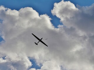 Fototapeta na wymiar Segelflugzeug vor Wolken
