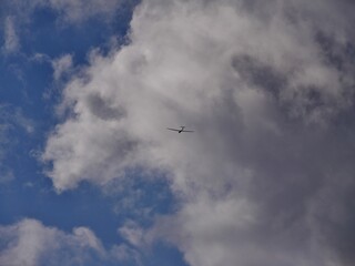 Segelflugzeug ganz oben in den Wolken