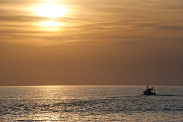 Fototapeta na wymiar tramonto con peschereccio