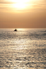 tramonto con peschereccio