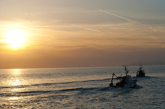 tramonto con peschereccio