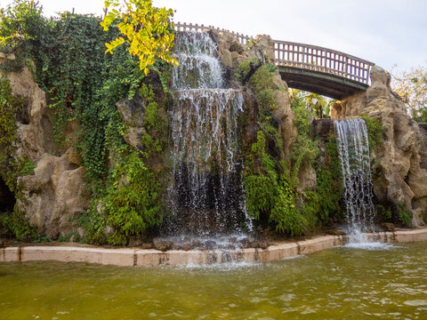 Puente del parque genov&eacute;s en c&aacute;diz, andalucia, espa&ntilde;a