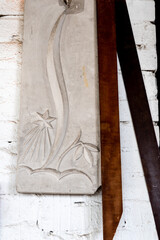 Reliefs f&uuml;r Grabm&auml;ler in einer Steinmetz Werkstatt