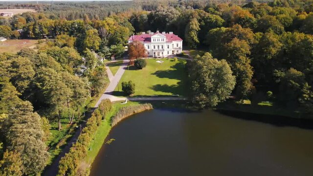 Dworek Krasińskiego w Złotym Potoku na Jurze Krakowsko-Częstochowskiej z lotu ptaka