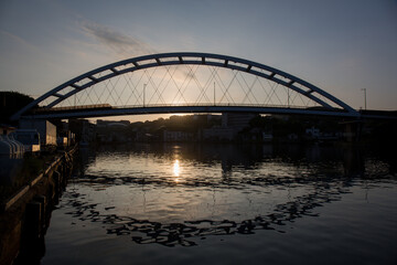 朝日と橋