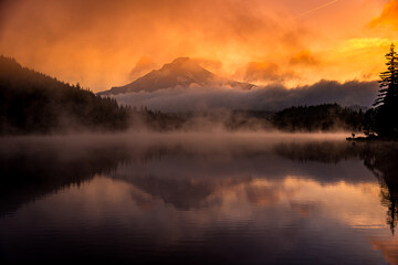 Fototapeta na wymiar Trillium Lake at Sunrise