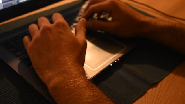 Joven latino escribiendo en teclado percibe dolor en la mano. Artritis, tensi&oacute;n en los dedos. Salud