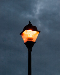 Farola en medio del cielo