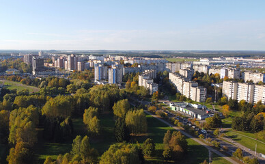 Obraz premium Top view of a beautiful autumn park in the city with houses