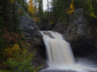 Wodospad Hogfallet w województwie Innlandet w okolicy Gjovik w Norwegii   © Dreamnordno