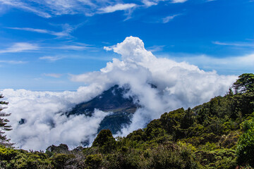 Volcan Turrialba, Costa Rica, visto desde el Iraz&uacute;, cubierto de nubes.