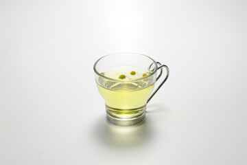 白背景のカモミールティー