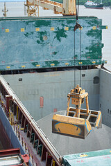 Loading and dischargind operation of bulk cargo bauxite on bulk carrier ship using grab bucket