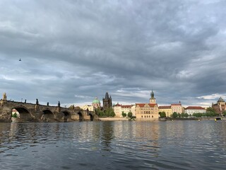 Obraz premium Il Ponte Carlo (Karlův most), fatto in pietra, è il ponte più antico di Praga