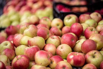 Fototapeta na wymiar Apples on display at a farmers market