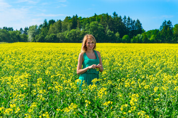 Fototapeta premium blond woman in a rape field