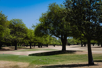 vista de un campo de golf en invierno en medio de un barrio con cielo despejado 